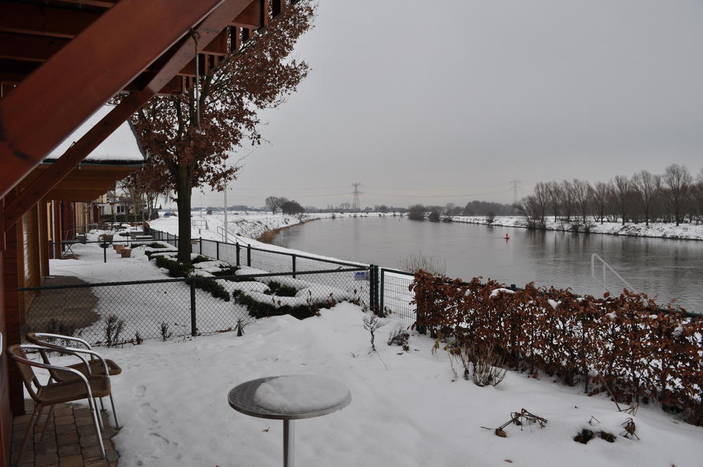 Villa Thuiskomen, Genieten Aan Het Water à Maaseik Chambre photo