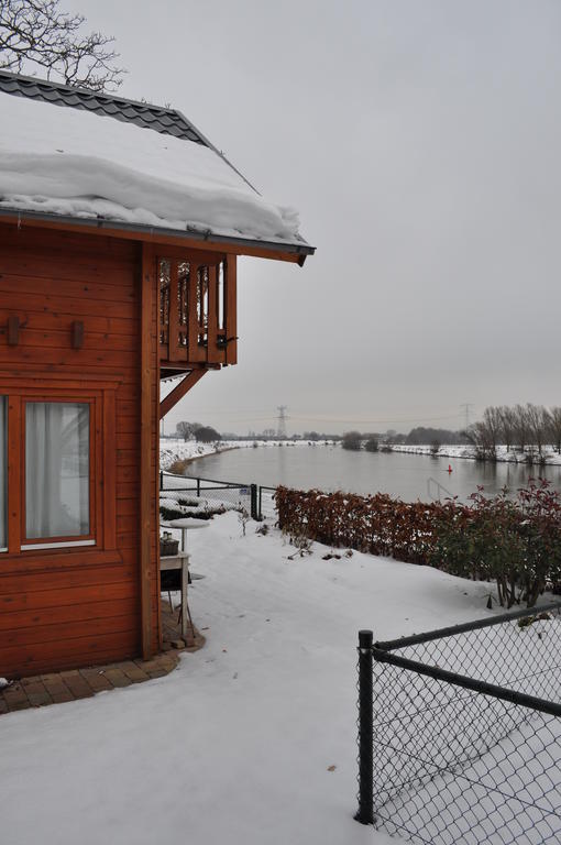 Villa Thuiskomen, Genieten Aan Het Water à Maaseik Chambre photo