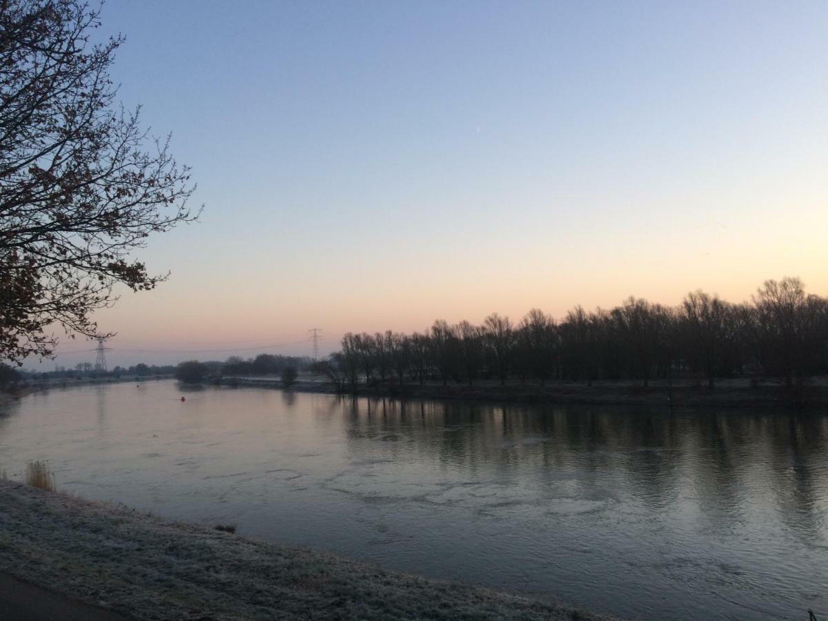 Villa Thuiskomen, Genieten Aan Het Water à Maaseik Extérieur photo